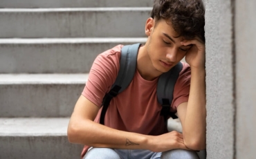 Como as mudanças hormonais podem afetar a saúde mental durante a adolescência?